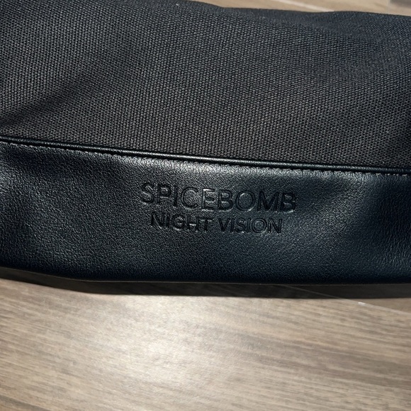 NWT Spice Bomb Fragrance Black Toiletry Bag - Picture 3 of 8